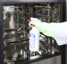 専用洗剤を庫内に吹き付ける