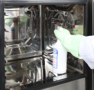 専用洗剤を庫内に吹き付ける