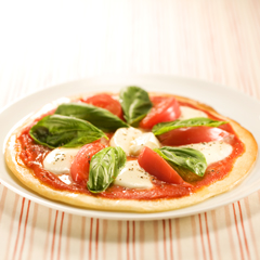 トマトとチーズのピザ