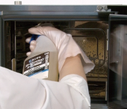 スプレーガンでクリーナー(専用洗剤)を庫内に吹きつける