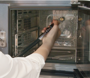 庫内を洗い流し、ガラス扉（内側）は水を含ませた布で洗剤分をふき取る