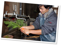 収穫後、土を落とすために水洗いするのも１本１本手作業。