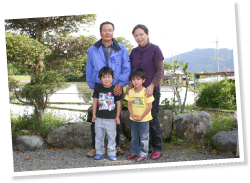 奥様愛子さんと、「魚大好き！」というお孫さんの瑛太君（左）と涼太君（右）。