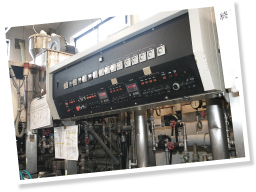 大豆を煮る温度も水の量も製品ごとに自動的に管理するオリジナル制御システム。