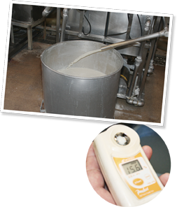 大豆を炊いて粉砕、煮沸。くさみを消して甘みを引き出すために、さらに高温で4分間煮込んでから豆乳が抽出される。通常、10%前後と言われる豆腐用の豆乳濃度を計ってみたら、なんと15.6%！