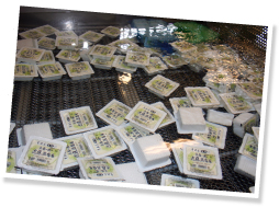 できたての熱い豆腐をパック詰めし、循環水で急速冷却するホットパック水槽の導入で雑菌の発生を防ぎ、消費期限の延長も可能に。