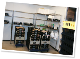 金属探知機でチェック後、出荷準備室へ。