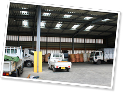 約300坪もあるエコフィード専用倉庫。ここで回収、分別、かく拌、混合して飼料ができあがる。