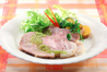 写真：塩蒸し豚のキウイソース