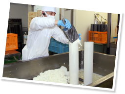 700リットルの牛乳のうち、チーズになるのはたった15%。１本の型からは440gのフレッシュチーズが9個とれる。