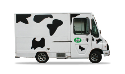 県内のイベントや物産展などに出動する「モーモー1号」。&ldquo;焼きチーズ&rdquo;が一番人気。