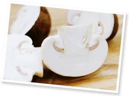 生のまま試食をして驚いたのは、おいしさとその食感。弾力があり歯ごたえもしっかりしていることが断面を見ただけでわかる、長谷川農産のマッシュルーム。