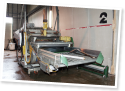 培地を充填する専用の大型機械。栽培室は充填前に無菌状態に滅菌される。