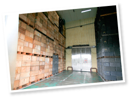 4〜7月販売用のりんごはCA貯蔵庫で保管。酸素2％、室温0℃で“冬眠”状態にすることで長期間の鮮度保持が可能に。