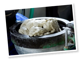 100kgの強力粉から50kgしかとれないたんぱく質の塊「グルテン」。コシの強い餅のような生地に、わずかな小麦粉を加えて成形する。