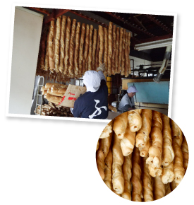 金棒を抜いてホカホカと湯気が上がったまま梁に吊るし、乾燥させた後で様々な大きさに切り分けます。