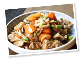 文四郎麩の店舗で供される定番料理「毎日つくる麩の煮物」。旨味をたっぷり含んだ麩の味わいが、郷愁を誘います。