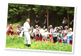 消費者との交流イベント。現場を見て、土に触れながら栽培を体感することで、皆さん安心安全を確信して帰られるそう。