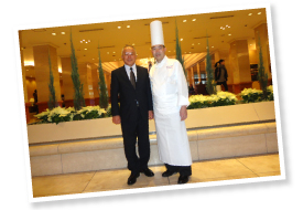 京王プラザホテルの市川総料理長と大川内さん。