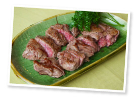 いわて山形村短角牛のヒレステーキ。シンプルな味付けにもかかわらず、よく噛むと旨味が口の中にほとばしり、長い余韻を残す。たくさん食べても胃もたれ知らず。