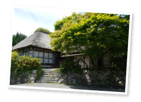 この地域独特の「南部曲り家」はL字型になっていて、東側に家主一家、南側に牛や馬が住み、竈の暖気が牛小屋に渡るよう工夫されている。牛を大切にし、共存共栄してきた南部ならではの造りである。