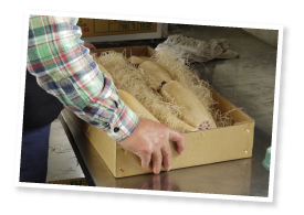 配送途中に乾燥したり傷がつかないよう、ひたひたに潤した保水シートでくるみ、木でできた緩衝材や、発泡スチロールで保護して発送。