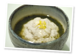 「蓮の鳴門蒸し」と題してれんこん饅頭を筆者が創作。れんこんパウダーを入れれば卵白なしでもつながり、もっちもち。同じく鳴門名産のワカメすり流しを餡にすれば、相性の良いことこの上ない。