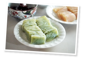 加工場横の休憩室には、林衛さんの奥様が煮上げた群馬名物の花豆やお茶菓子に混じって、刺身こんにゃく2種が鎮座。林衛さんもスタッフの皆さんも心からこのこんにゃくを愛している様子。