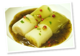 とかちポワローを15分ほど塩水で茹で、茹で汁に漬けたまま冷やし、冷製仕立てにしていただいた。とろける寸前の歯ごたえと甘み、旨味が素晴らしい。すき焼きに入れても主役級の存在感を放つ。