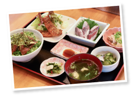 宇佐もん工房直営の「宇佐もんや」。水揚げがあった時のみ販売される刺身入りの「宇佐もんや定食」は、うるめいわしの魅力を余すところなく堪能できる。真いわしとは一味違う上品な旨味が印象的だった。