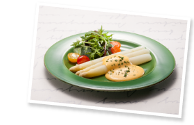 フランスではマルシェに並ぶ日を待ちわびる人も多いホワイトアスパラガス。卵とバターをぜいたくに使ったオランデーズソースと合わせると、メインディッシュにも匹敵するご馳走になる。